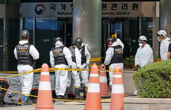29일 오전 대전 유성구 국가정보자원관리원(국정자원) 화재 현장에서 경찰 관계자들이 불이 붙었던 무정전·전원 장치(UPS)용 리튬이온배터리 상태를 확인하고 있다. 연합뉴스