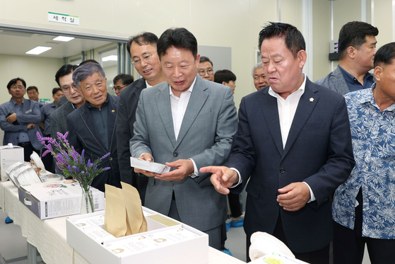 서태원 가평군수(오른쪽에서 두번째)가 지난 6월 27일 준공식을 가진 가평군 거점농산물종합가공센터에서 농산물로 만든 가공식품을 살펴보고 있다. 사진 가평군