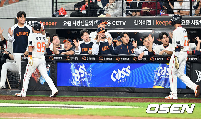 [OSEN=대전, 민경훈 기자] 29일 오후 대전 한화생명볼파크에서 2025 신한 SOL Bank KBO리그한화 이글스와LG 트윈스의 경기가 열렸다.한화는정우주, LG는임찬규를 선발 투수로 내세웠다.6회말 2사 주자 만루 한화 손아섭의 중견수 앞 2타점 적시타때 홈을 밟은 황영묵과 채은성이 덕아웃에서 하이파이브를 하고 있다.  2025.09.29 /rumi@osen.co.kr