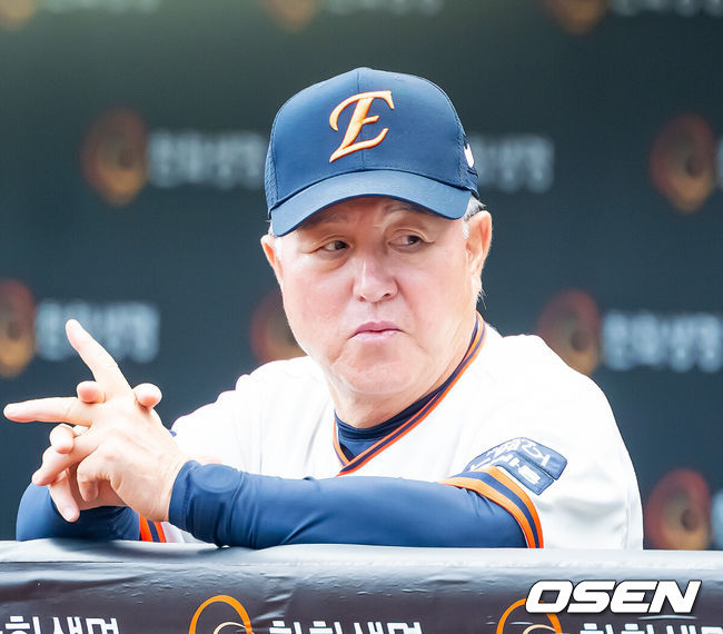 [OSEN=대전, 민경훈 기자] 29일 오후 대전 한화생명볼파크에서 2025 신한 SOL Bank KBO리그한화 이글스와LG 트윈스의 경기가 열린다.한화는정우주, LG는임찬규를 선발 투수로 내세운다.경기 전 한화 김경문 감독이 덕아웃에서 선수들의 훈련을 주시하고 있다. 2025.09.29 /rumi@osen.co.kr