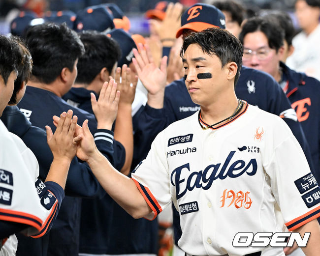 [OSEN=대전, 민경훈 기자] 한화가 29일 오후 대전 한화생명볼파크에서 2025 신한 SOL Bank KBO리그LG전을 7-3으로승리했다.경기 후 한화 손아섭이 승리 하이파이브를 하고 있다. 2025.09.29 /rumi@osen.co.kr