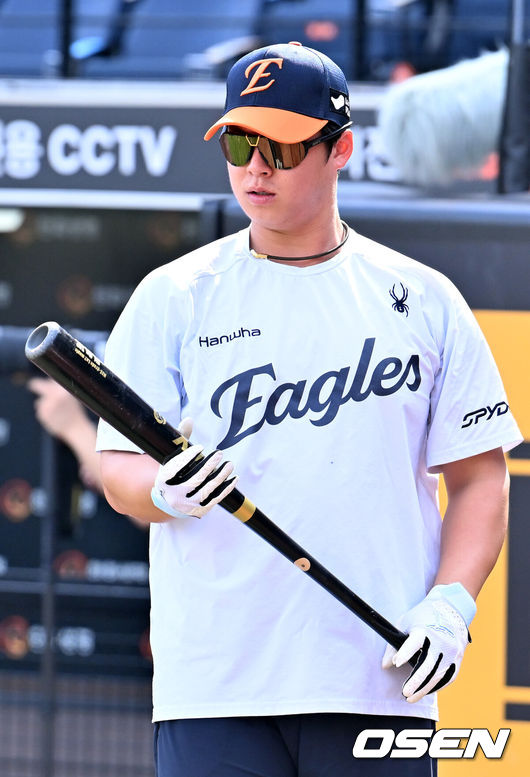 [OSEN=대전, 민경훈 기자] 27일 오후 대전 한화생명볼파크에서 2025 신한 SOL Bank KBO리그한화 이글스와LG 트윈스의 경기가 열린다. 경기 전 한화 노시환이 배트를 바라보고 있다. 2025.09.27 /rumi@osen.co.kr