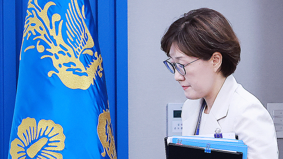 김현지 대통령실 총무비서관이 17일 서울 용산 대통령실 청사에서 이재명 대통령 주재로 열린 4차 수석?보좌관 회의에 참석하고 있다. 연합뉴스