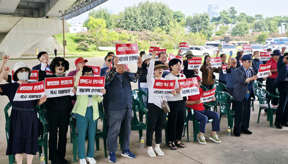  세종 시민들이 금강에서 보 가동을 촉구하는 집회를 열고 있다. 김성태 객원기자