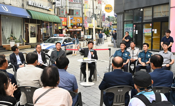 조용익 부천시장이 지난 29일 부천역 피노키오광장에서 열린 ‘틈만 나면 현장 속으로’ 행사에서 발언하고 있다. 사진 부천시