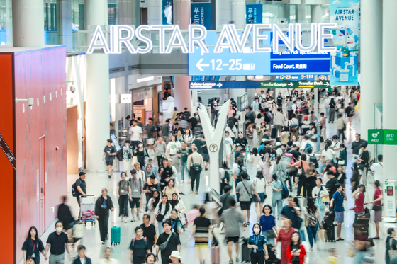 인파로 붐비는 인천국제공항 여객터미널 모습. 사진 인천국제공항공사