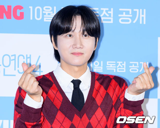 [OSEN=이대선 기자] 1일 서울 CGV 용산아이파크몰에서 티빙 오리지널 '환승연애4' 제작발표회가 열렸다. '환승연애4'는 다양한 이유로 이별한 커플들이 한 집에 모여 지나간 연애를 되짚고 새로운 인연을 마주하며 자신만의 사랑을 찾아가는 연애 리얼리티로 10월 1일 티빙에서 공개된다.이용진이 포토타임을 가지고 있다. 2025.10.01 /sunday@osen.co.kr