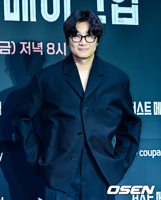[OSEN=지형준 기자] 1일 오후 서울 광진구 자양동 풀만 앰버서더 서울 이스트폴에서 쿠팡플레이 예능 '저스트 메이크업' 제작발표회가 열렸다.'저스트 메이크업'은 대한민국을 넘어 세계적으로 K-뷰티를 대표하는 메이크업 아티스트들이 자신만의 색깔로 치열하게 맞붙는 초대형 메이크업 서바이벌으로 오는 10월 3일 첫 방송된다.이진수가 포토타임을 하고 있다. 2025.10.01 /jpnews@osen.co.kr