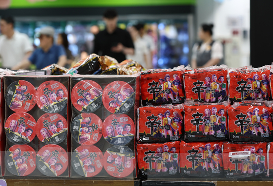지난 8월 28일 서울의 한 대형마트에 넷플릭스 '케이팝 데몬 헌터스'에 등장한 라면 디자인을 반영한 농심 스페셜 제품이 진열돼 있다. 연합뉴스
