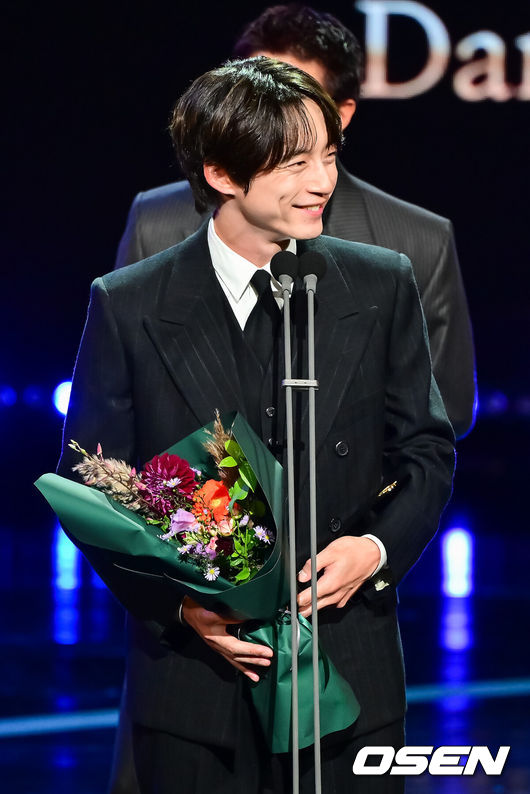 [OSEN=박준형 기자]  2일 오후 서울 여의도 KBS 본관에서 2025 서울드라마어워즈가 진행됐다.이번 시상식은 20주년을 맞아 전 세계 드라마를 대표하는 배우와 제작진이 한자리에 모이는 국제적인 축제다. 이번 시상식에는 배우주지훈,아이유, 김민하, 일본 배우사카구치 켄타로, 가수영탁등이 수상자로 무대에 오른다. 아일릿과 영탁 등 뮤지션들의 축하 공연도 펼쳐진다. 사카구치 켄타로가 아시아스타상을 수상한뒤 미소 짓고 있다   2025.10.02 / soul1014@osen.co.kr