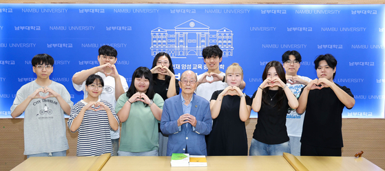 인간학 수업을 듣는 남부대 학생들이 조용기 학원장과 기념촬영을 하고 있다. 장정필 객원기자
