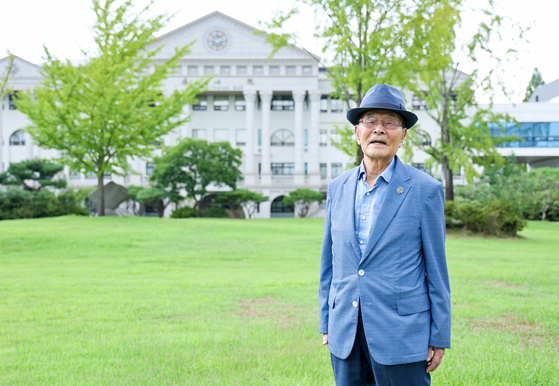 조용기(99) 우암학원 학원장이 광주 남부대 교정에서 포즈를 취하고 있다. 장정필 객원기자