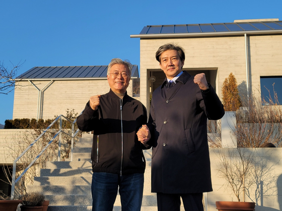 조국 전 조국혁신당 대표가 지난해 2월13일일 경남 양산시 하북면 평산마을에서 문재인 전 대통령을 예방한 뒤 손을 잡은 채 포즈를 취하고 있다. 연합뉴스