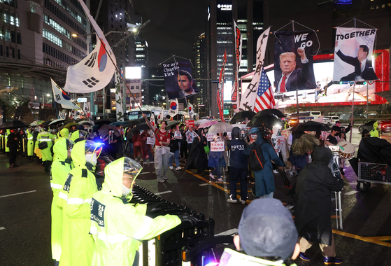 윤석열 전 대통령을 지지하는 단체가 지난달 19일 오후 명동 주한중국대사관 인근에서 반중 집회를 벌였다. 연합뉴스
