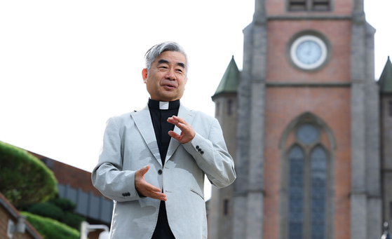 서울 명동대성당 앞에 선 홍성남 신부는 "학위를 따기 위해서가 아니라, 나 자신을 알기 위해 영성심리를 공부했다"고 말했다. 김종호 기자