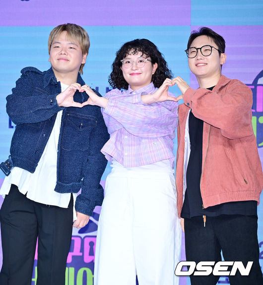 [OSEN=민경훈 기자] 20일 오후 서울 마포구 상암동 쇼킹 K-POP 스튜디오에서 ENA'지구마불 세계여행3' 제작발표회가 열렸다.‘지구마불3’는 여행 크리에이터3대장 빠니보틀,원지,곽튜브가 김태호PD에 의해 설계된 세계여행 부루마불 게임에 참여,주사위에 운명을 맡기고 세계 각지를 여행하는 과정을 담은 예능 프로그램이다.곽튜브, 원지, 빠니보틀이 포토타임을 갖고 있다. 2025.03.20 / rumi@osen.co.kr
