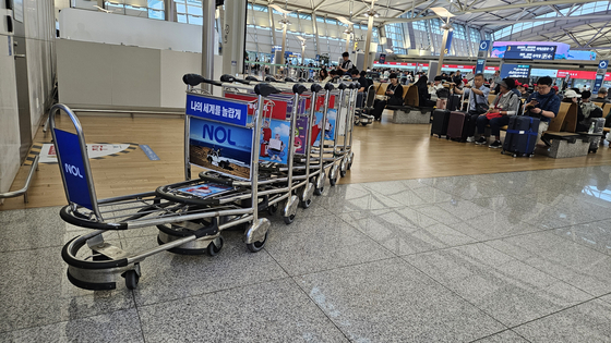 3일 인천공항 출국장 한가운데 카트가 수십대 쌓여 있는 모습. 김정재 기자 