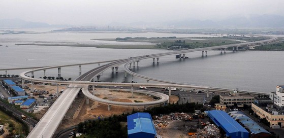 2009년 개통 당시 부산 을숙도대교 전경. [중앙포토]