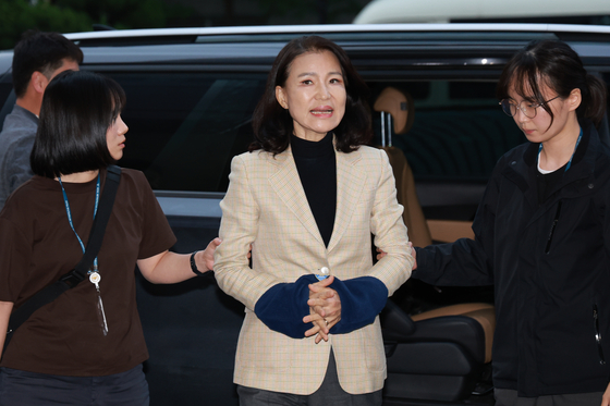 국가공무원법 및 공직선거법 위반 등의 혐의로 체포된 이진숙 전 방송통신위원장이 지난 2일 서울 영등포경찰서로 압송되고 있다. 연합뉴스