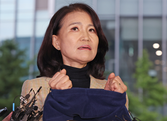 이진숙 전 방송통신위원장이 2일 오후 서울 대치동 자택에서 경찰에게 체포된 뒤 영등포경찰서에서 입장을 밝히고 있다.  경찰은 이날 오후 4시 4분쯤 국가공무원법 및 공직선거법 위반 혐의로 이 전 위원장에 대한 체포영장을 집행했다. 뉴스1