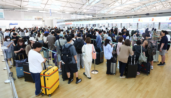 지난여름, 해외여행객으로 북적이는 인천국제공항 1터미널 출국장. 추석 연휴엔 하루 평균 22만 명이 몰릴 것으로 예상된다. [뉴시스]