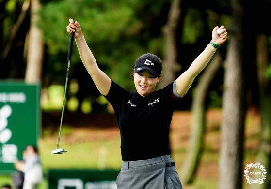김민솔이 4일 끝난 KLPGA 투어 동부건설·한국토지신탁 챔피언십에서 우승했다. 챔피언 퍼트를 성공시키고 기뻐하는 김민솔. 사진 KLPGA