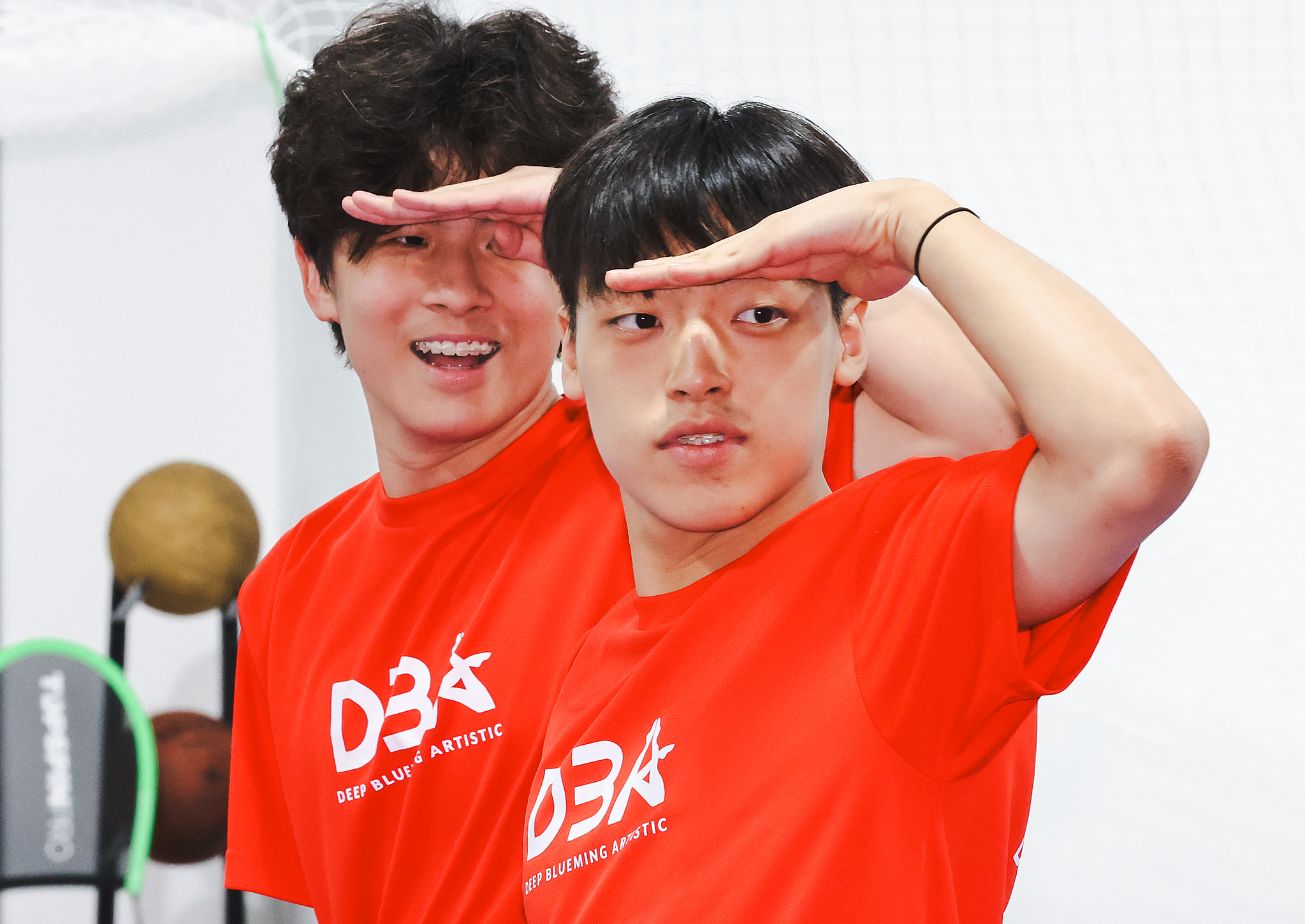 이하준, 이시훈 선수(왼쪽부터)가 음악에 분위기에 맞춘 연기 훈련을 하고 있다. 아티스틱 스위밍 경기에서는 관객의 시선을 사로잡기 위한 선수들의 표현력도 중요하다.