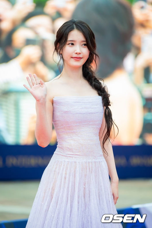 [OSEN=박준형 기자]  2일 오후 서울 여의도 KBS 본관에서 2025 서울드라마어워즈가 진행됐다.이번 시상식은 20주년을 맞아 전 세계 드라마를 대표하는 배우와 제작진이 한자리에 모이는 국제적인 축제다. 이번 시상식에는 배우주지훈,아이유, 김민하, 일본 배우사카구치 켄타로, 가수영탁등이 수상자로 무대에 오른다. 아일릿과 영탁 등 뮤지션들의 축하 공연도 펼쳐진다.배우 겸 가수 아이유가 레드카펫을 밟고 있다.   2025.10.02 / soul1014@osen.co.kr