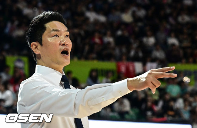 [OSEN=잠실, 조은정 기자]자밀 워니가 폭발한 서울 SK가 2연승에 성공했다.서울 SK는 5일 잠실학생체육관에서 열린 2025-2026 LG전자 프로농구 수원 KT와 맞대결서 104-64로 승리했다.SK 전희철 감독이 작전을 지시하고 있다. 2025.10.05 /cej@osen.co.kr