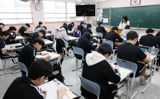 2026학년도 대학수학능력시험을 50일 앞둔 지난 9월 경기 화성시 동탄고에서 3학년 학생들이 흔들림 없이 수능 준비에 매진하고 있다. 뉴스1