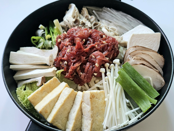 양념한 고기와 채소, 당면을 보기 좋게 담아낸 뒤 육수를 붓고 끓이면 완성되는 불고기 전골. 이때 두부는 구워서 넣으면 전골 맛이 한층 깊어진다. 사진 신혜원