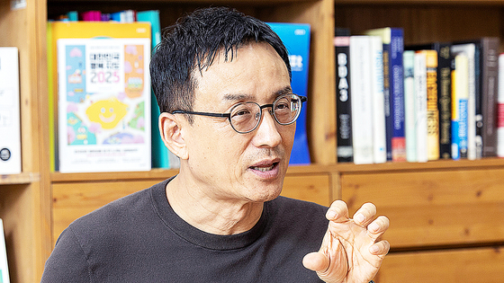  최인철 서울대 심리학과 교수는 "행복은 마음이나 돈 등 한 가지 요인으로 채워질 수 있는 게 아니다"라며 "여러 요인들을 복합적으로 균형을 맞춰야 한다"고 말했다. 장진영 기자 