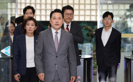 장동혁 국민의힘 대표와 나경원(앞줄 왼쪽 첫번째) 의원 등이 지난 3일 영등포경찰서를 방문해 이진숙 전 방통위원장 체포에 대해 항의한 뒤 경찰서를 나서고 있다. 연합뉴스