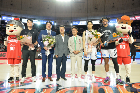 경기 전 기념촬영에 나선 문경은 KT 감독(왼쪽 세 번째)과 김선형(오른쪽 세 번째). 과거 서울 SK에서 각각 사령탑과 간판스타로 활약한 이력이 있다. 사진 KBL