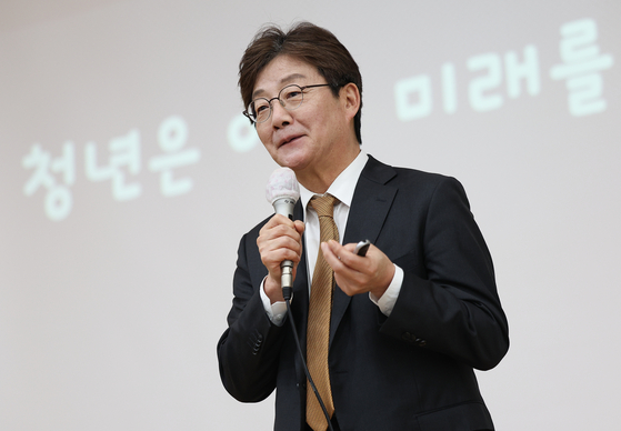국민의힘 유승민 전 의원이 지난 4월 11일 대구 북구 경북대학교 사회과학대학에서 열린 청년 토크쇼에서 '청년은 어떤 미래를 원하는가'를 주제로 강연하고 있다. 연합뉴스