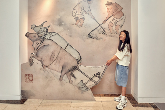 농사를 시작하는 봄에 하는 논밭 갈이를 그린 김홍도의 '논갈이'를 살펴본 김로아 학생모델. 