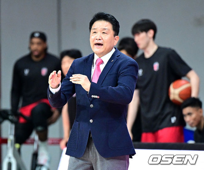 [OSEN=안양, 최규한 기자] 6일 오후 경기도 안양 정관장 아레나에서 ‘2025-2026 LG전자 프로농구’ 안양 정관장과 대구 한국가스공사의 경기가 열렸다.홈팀 정관장은 2연승을, 방문팀 한국가스공사는 시즌 첫 승을 노린다.1쿼터, 정관장 유도훈 감독이 선수들을 격려하고 있다. 2025.10.06 / dreamer@osen.co.kr