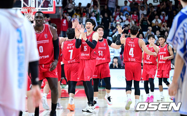 [OSEN=안양, 최규한 기자] 6일 오후 경기도 안양 정관장 아레나에서 ‘2025-2026 LG전자 프로농구’ 안양 정관장과 대구 한국가스공사의 경기가 열렸다.이날 경기는 홈팀 정관장이 83-66으로 승리하며 개막 2연승을 달렸다.경기를 마치고 승리한 정관장 선수들이 기뻐하고 있다. 2025.10.06 / dreamer@osen.co.kr