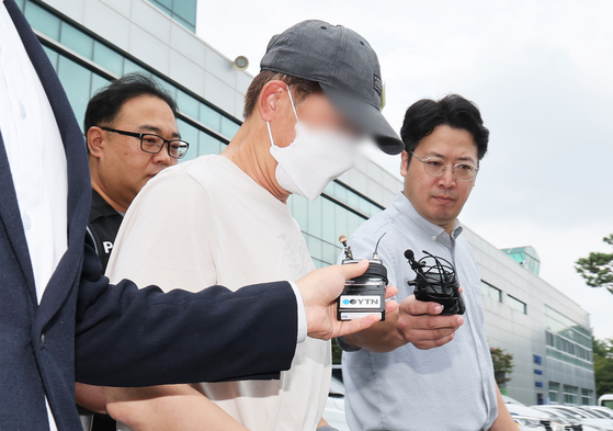 지난달 11일 인천에서 틱토커인 20대 여성 B씨를 폭행하고 살해해 살인 및 사체유기 혐의로 구속영장이 청구된 A씨가 16일 구속 전 피의자 심문(영장실질심사)에 출석하기 위해 경기도 용인동부경찰서에서 나오고 있다. 연합뉴스