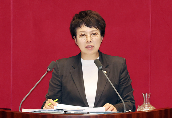 국민의힘 김은혜 의원이 지난달 29일 국회 본회의장에서 '국회에서의 증언·감정 등에 관한 법률 일부개정법률안에 대한 수정안'에 대해 무제한 토론을 이어가고 있다. 연합뉴스
