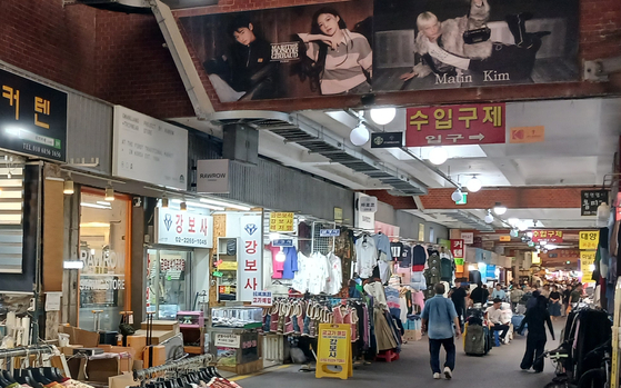 서울 광장시장에 등장한 패션 브랜드 마리떼프랑소와저버와 마뗑킴 광고판. 김경미 기자