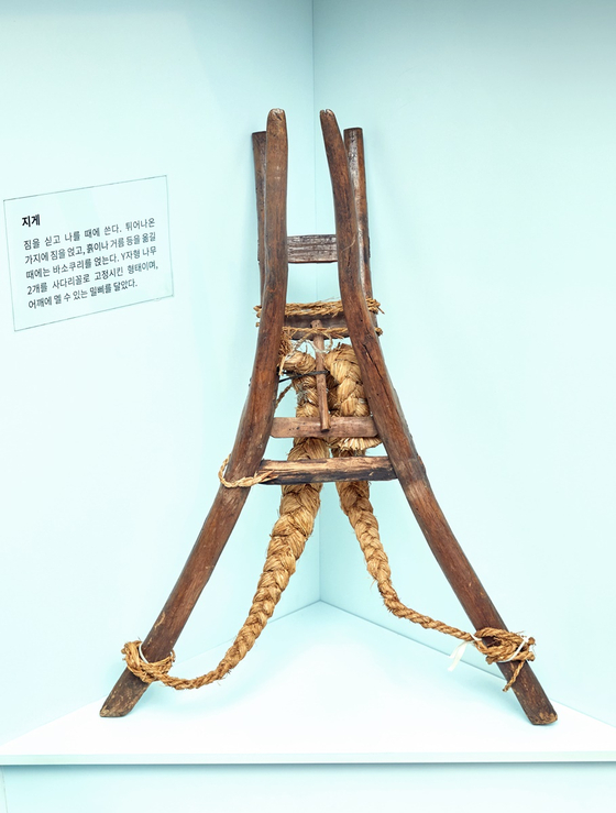 짐을 얹어 사람이 등에 지는 운반 기구인 지게. 과거 수레와 함께 대표적인 짐을 운반하는 도구였다. 