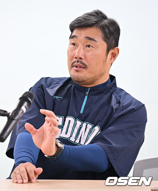 [OSEN=대구, 이석우 기자] 7일 대구 삼성라이온즈파크에서 2025 신한 SOL뱅크 KBO 와일드카드 결정전 삼성 라이온즈와 NC 다이노스의 경기가 열린다. 홈팀 삼성은 로건이 방문팀 NC는 원태인이 선발 투수로 출전한다.NC 다이노스 이호준 감독이 기자회견을 하고 있다. 2025.10.07 / foto0307@osen.co.kr