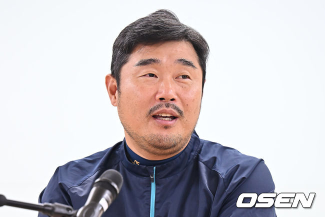 [OSEN=대구, 이석우 기자] 7일 대구 삼성라이온즈파크에서 2025 신한 SOL뱅크 KBO 와일드카드 결정전 삼성 라이온즈와 NC 다이노스의 경기가 열린다. 홈팀 삼성은 로건이 방문팀 NC는 원태인이 선발 투수로 출전한다.NC 다이노스 이호준 감독이 기자회견을 하고 있다. 2025.10.07 / foto0307@osen.co.kr