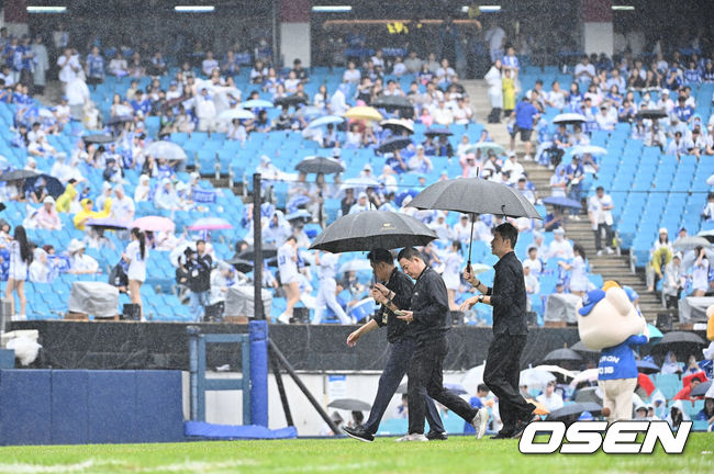 [OSEN=대구, 이석우 기자] 7일 대구 삼성라이온즈파크에서 2025 신한 SOL뱅크 KBO 와일드카드 결정전 삼성 라이온즈와 NC 다이노스의 경기가 열린다. 홈팀 삼성은 로건이 방문팀 NC는 원태인이 선발 투수로 출전한다.갑자기 비가 내리자 경기감독관들이 체크를 하고 있다. 2025.10.07 / foto0307@osen.co.kr