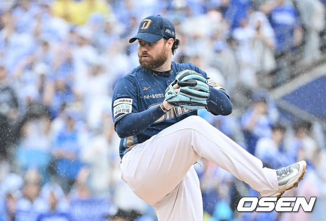[OSEN=대구, 이석우 기자] 7일 대구 삼성라이온즈파크에서 2025 신한 SOL뱅크 KBO 와일드카드 결정전 삼성 라이온즈와 NC 다이노스의 경기가 열렸다. 홈팀 삼성은 로건이 방문팀 NC는 원태인이 선발 투수로 출전했다.NC 다이노스 선발투수 로건이 역투하고 있다. 2025.10.07 / foto0307@osen.co.kr