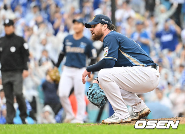 [OSEN=대구, 이석우 기자] 7일 대구 삼성라이온즈파크에서 2025 신한 SOL뱅크 KBO 와일드카드 결정전 삼성 라이온즈와 NC 다이노스의 경기가 열렸다. 홈팀 삼성은 로건이 방문팀 NC는 원태인이 선발 투수로 출전했다.NC 다이노스 로건이 1회말 2사 만루 삼성 라이온즈 이성규에게 밀어내기 볼넷을 허용하고 아쉬워하고 있다. 2025.10.07 / foto0307@osen.co.kr