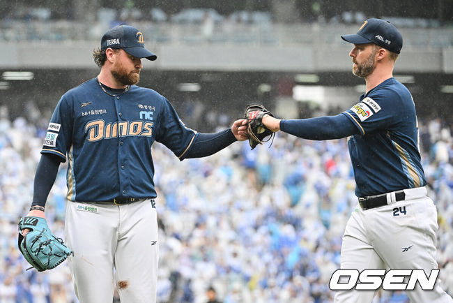 [OSEN=대구, 이석우 기자] 7일 대구 삼성라이온즈파크에서 2025 신한 SOL뱅크 KBO 와일드카드 결정전 삼성 라이온즈와 NC 다이노스의 경기가 열렸다. 홈팀 삼성은 로건이 방문팀 NC는 원태인이 선발 투수로 출전했다.NC 다이노스 로건이 2회말 2사 삼성 라이온즈 김성윤을 2루수 땅볼로 잡고 데이비슨과 하이파이브를 하고 있다. 2025.10.07 / foto0307@osen.co.kr
