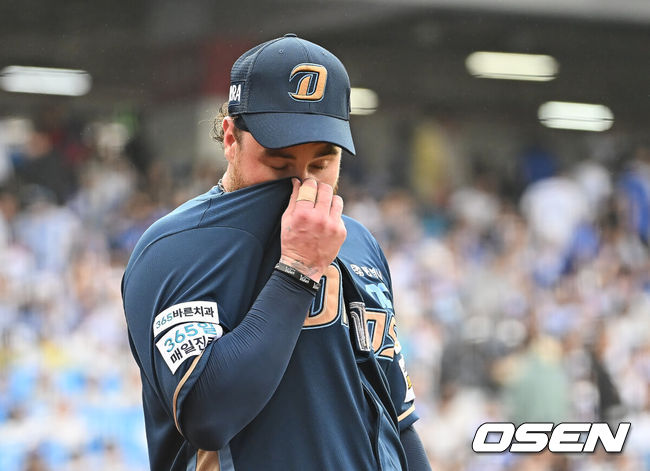[OSEN=대구, 이석우 기자] 7일 대구 삼성라이온즈파크에서 2025 신한 SOL뱅크 KBO 와일드카드 결정전 삼성 라이온즈와 NC 다이노스의 경기가 열렸다. 홈팀 삼성은 로건이 방문팀 NC는 원태인이 선발 투수로 출전했다.NC 다이노스 로건이 5회말 수비를 무실점으로 끝내고 아쉬운 듯한 표정을 짓고 있다. 2025.10.07 / foto0307@osen.co.kr
