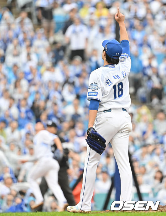 [OSEN=대구, 이석우 기자] 7일 대구 삼성라이온즈파크에서 2025 신한 SOL뱅크 KBO 와일드카드 결정전 삼성 라이온즈와 NC 다이노스의 경기가 열렸다. 홈팀 삼성은 로건이 방문팀 NC는 원태인이 선발 투수로 출전했다.삼성 라이온즈 선발투수 원태인이 4회초 1사 1루 NC 다이노스 권희동의 3루 파울플라이 볼을 가리키고 있다. 2025.10.07 / foto0307@osen.co.kr